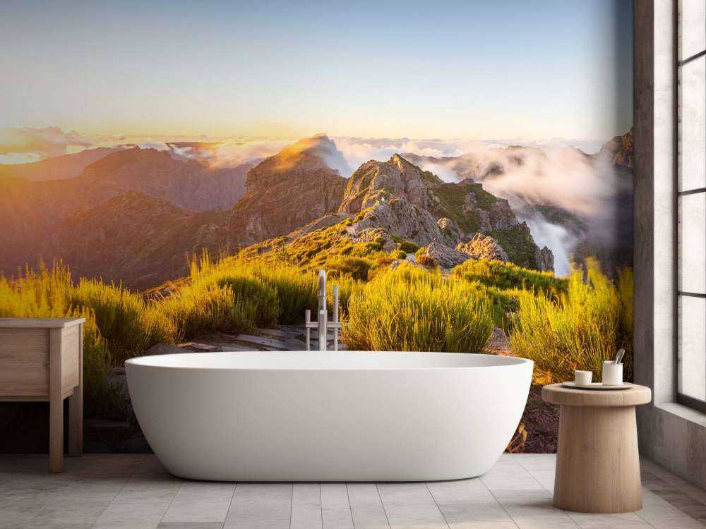 Lever de soleil au-dessus d'un sentier de montagne et des nuages.