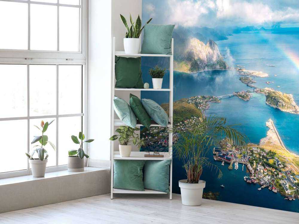 Lumière arc-en-ciel au-dessus de la côte des fjords