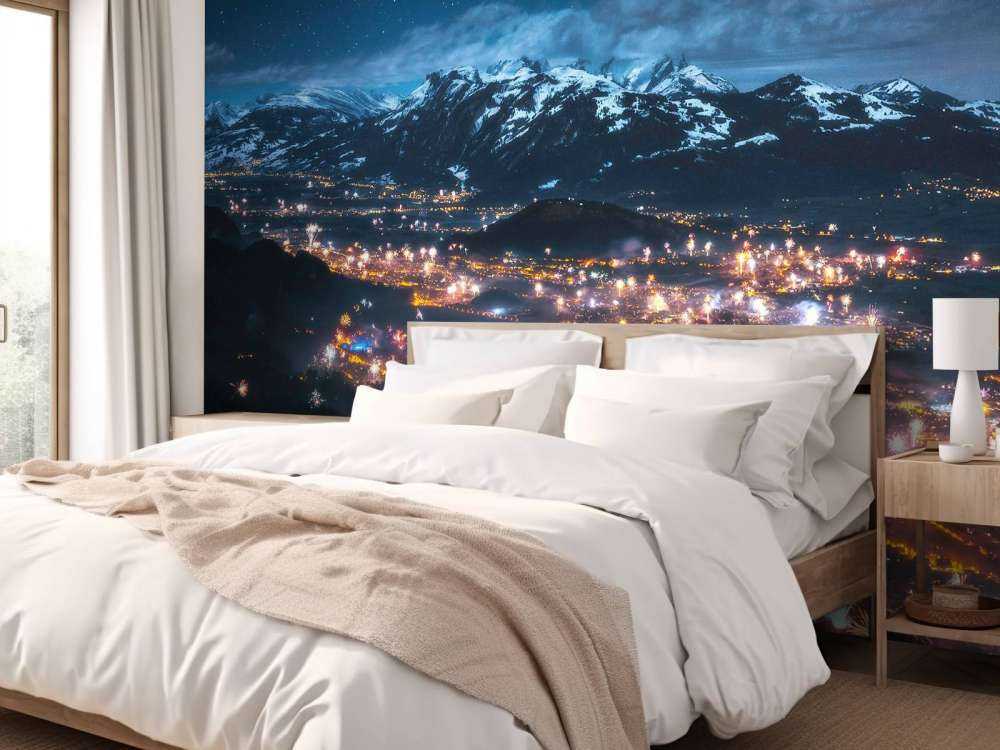 Lumière de feux d'artifice au-dessus du village alpin