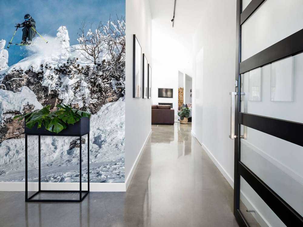 Freestyle skieur dans un monde montagneux enneigé.