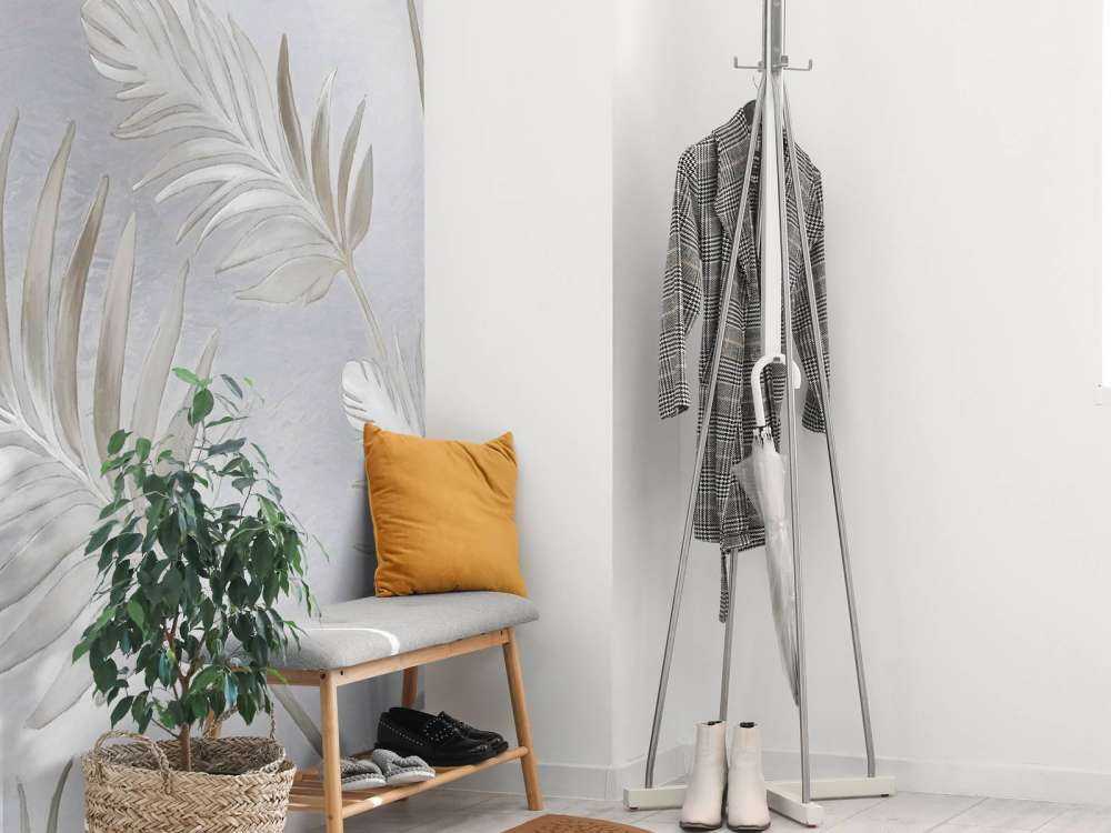 Feuilles dorées sur platine sombre