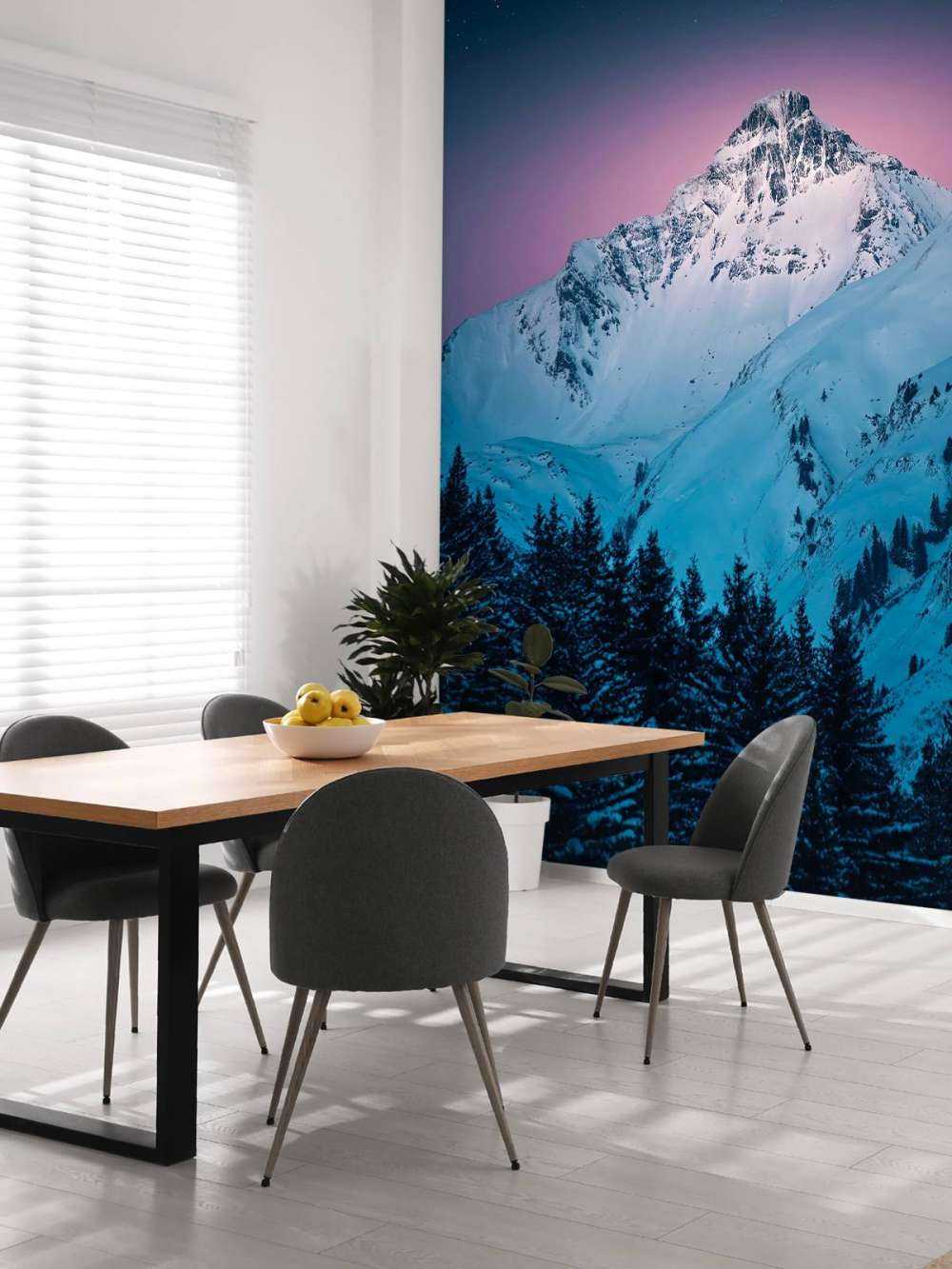 Sommet enneigé sous une nuit étoilée