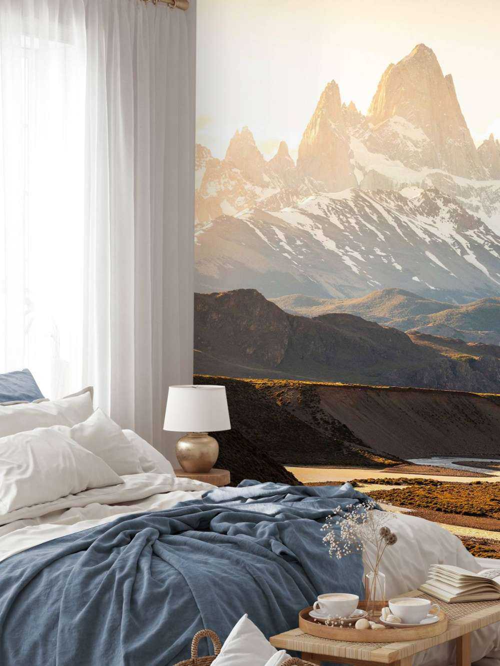 Lever de soleil doré dans la vallée de montagne