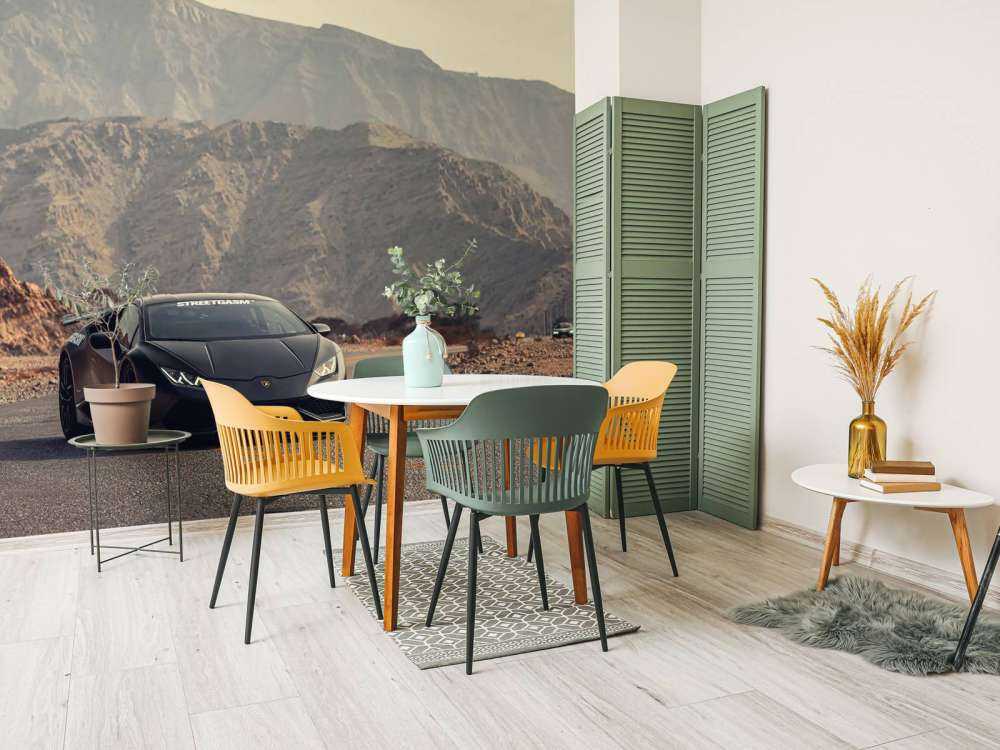 Supercar noire dans le désert