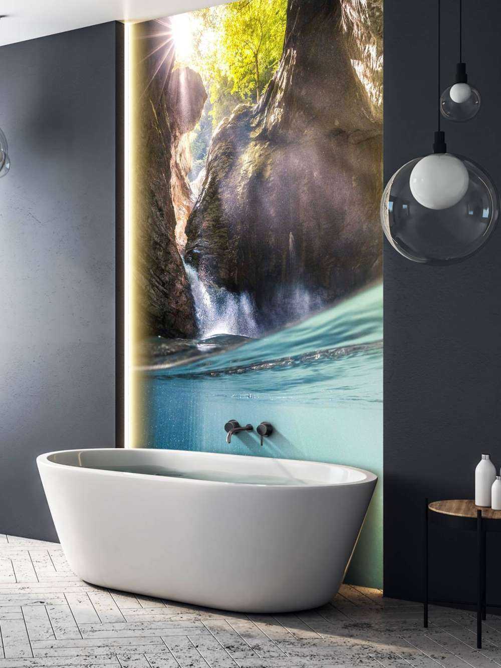 Lumière du soleil dans un ravin de montagne avec une cascade