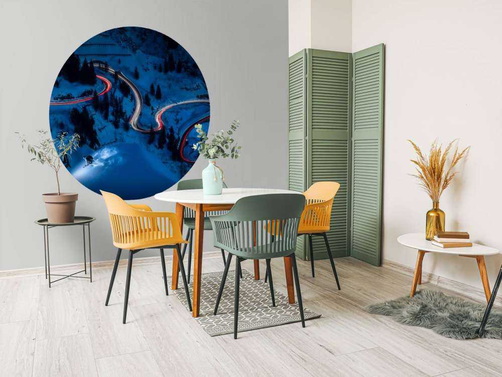 Descente nocturne dans les virages de montagne.