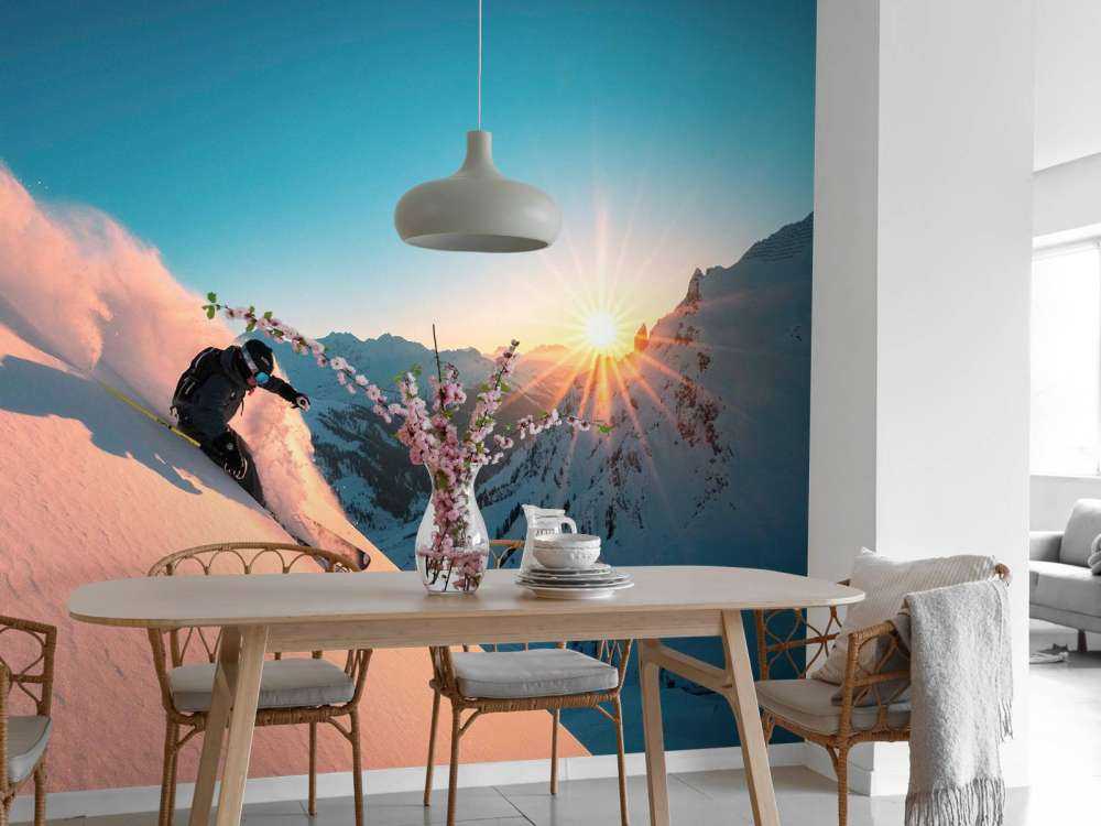 Descente enneigée au coucher du soleil enflammé.