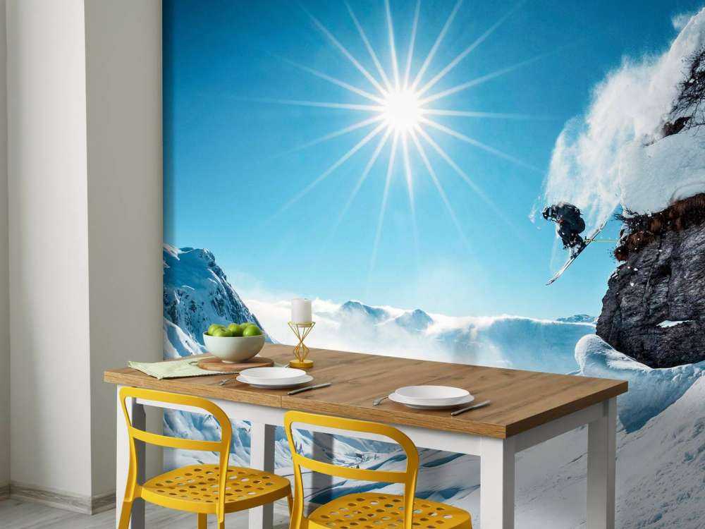 Saut libre dans un paysage enneigé baigné de soleil