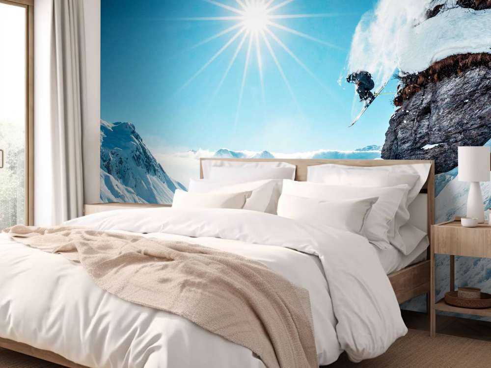 Saut libre dans un paysage enneigé baigné de soleil