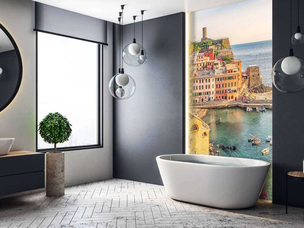 Lumière d'été sur une ville portuaire colorée