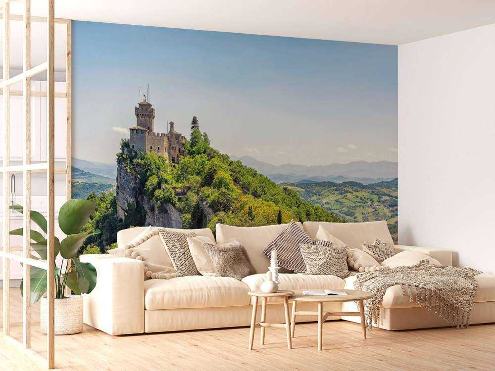 Château de montagne au-dessus des collines verdoyantes.