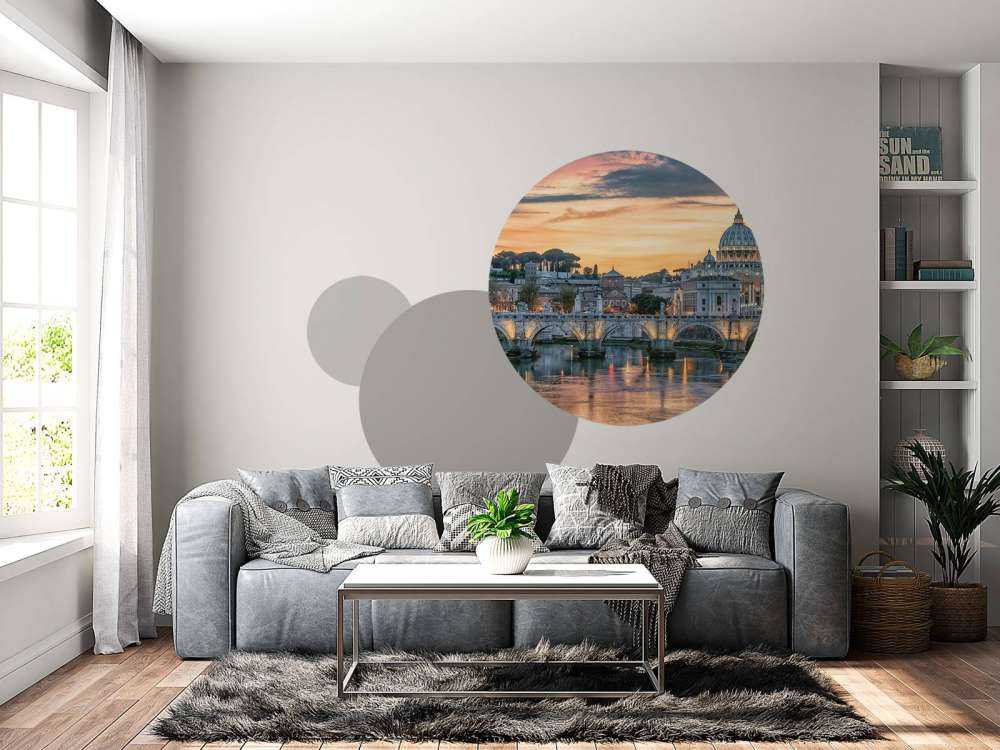 Lueur du soir sur la ville romaine aux dômes.