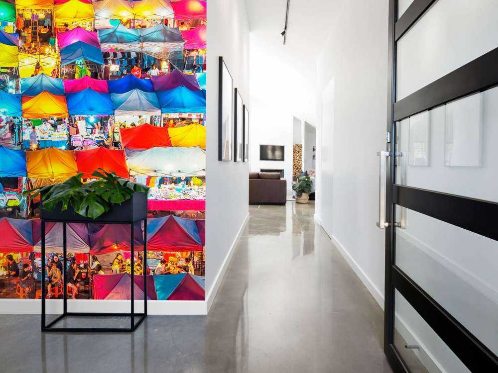 Capuchons colorés au marché nocturne