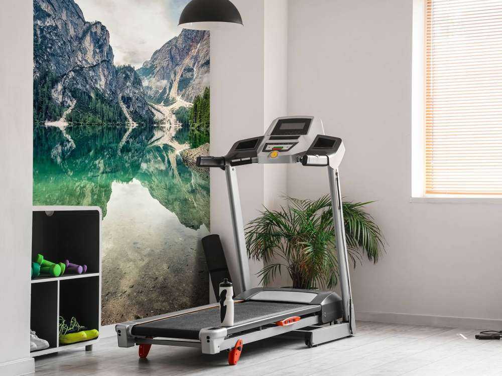 Lac de montagne émeraude avec des parois rocheuses