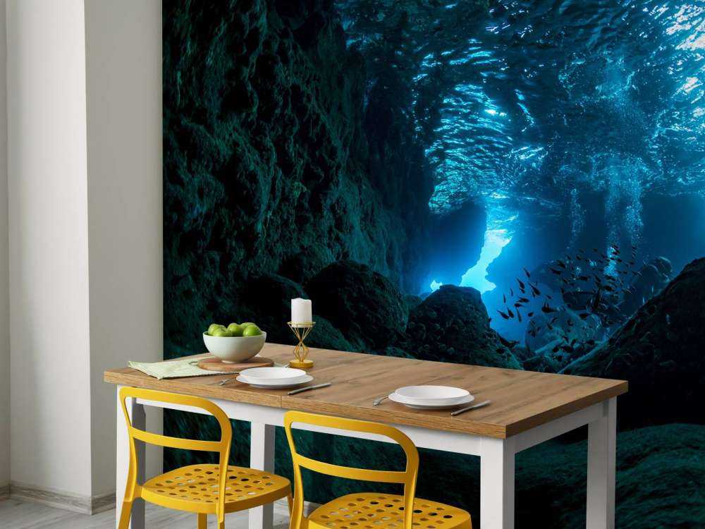 Rayons de soleil dans une grotte sous-marine