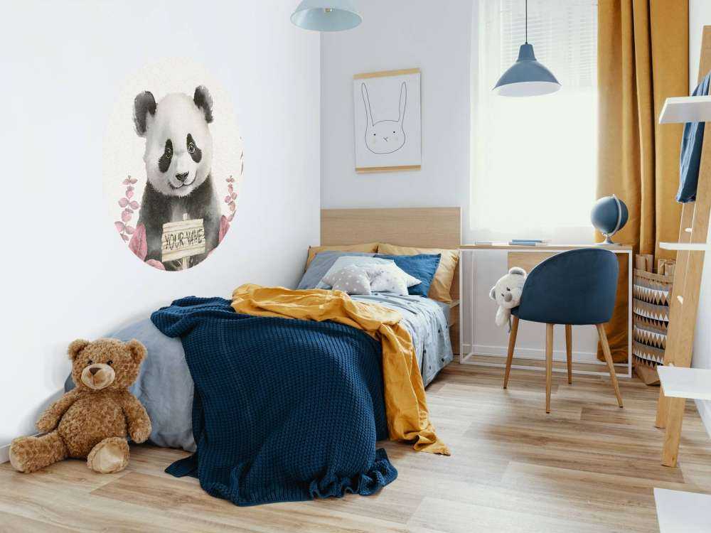 Bébé panda dans la jungle rose