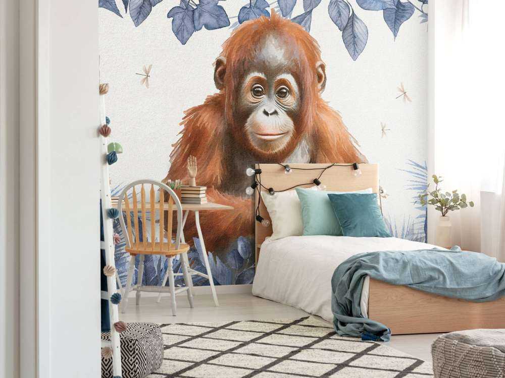 Jeune orang-outan dans la jungle bleue