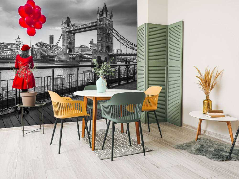 Femme sur le pont de la Tour