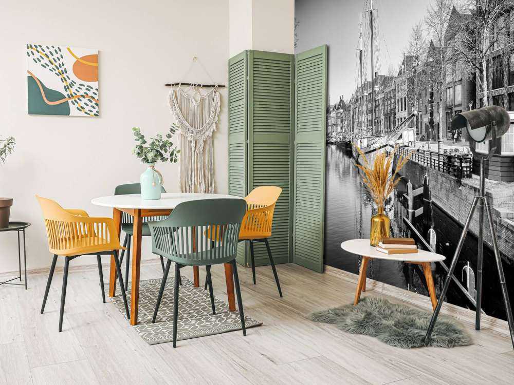 Navire historique situé sur la rivière A à Groningen En noir et blanc 