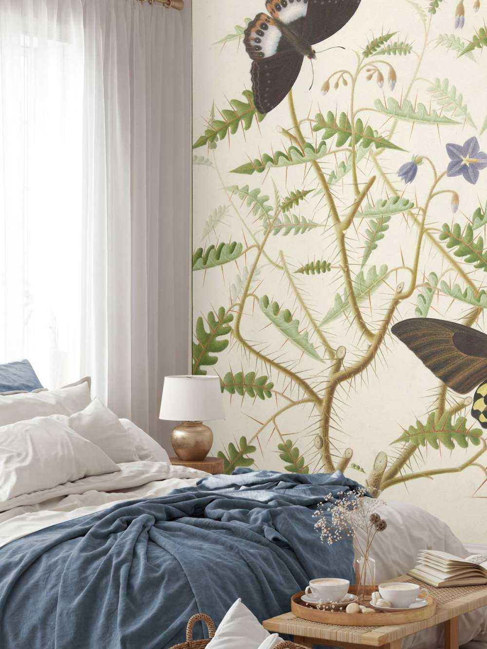 Un arbuste en fleurs avec deux papillons exotiques