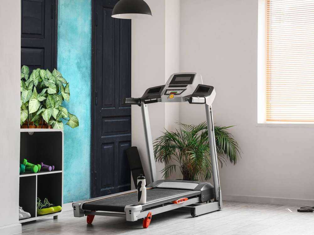 Vieux vélo près d'une maison