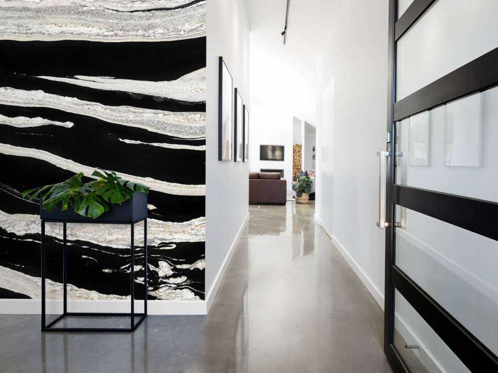 Marbre noir avec des veines blanches