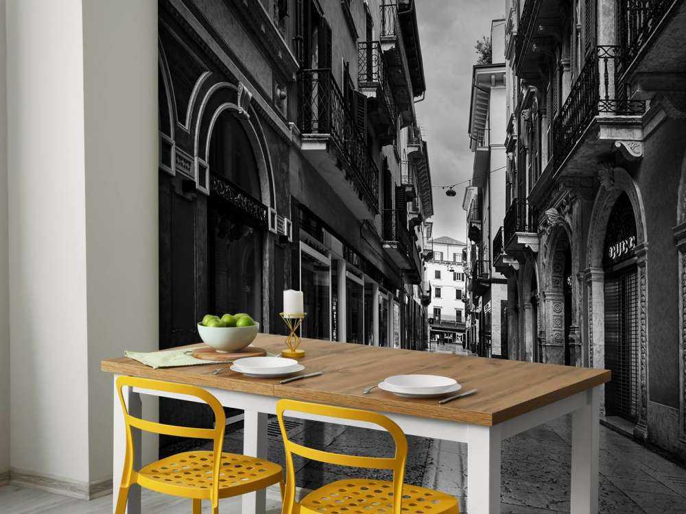 Rue commerçante en noir et blanc