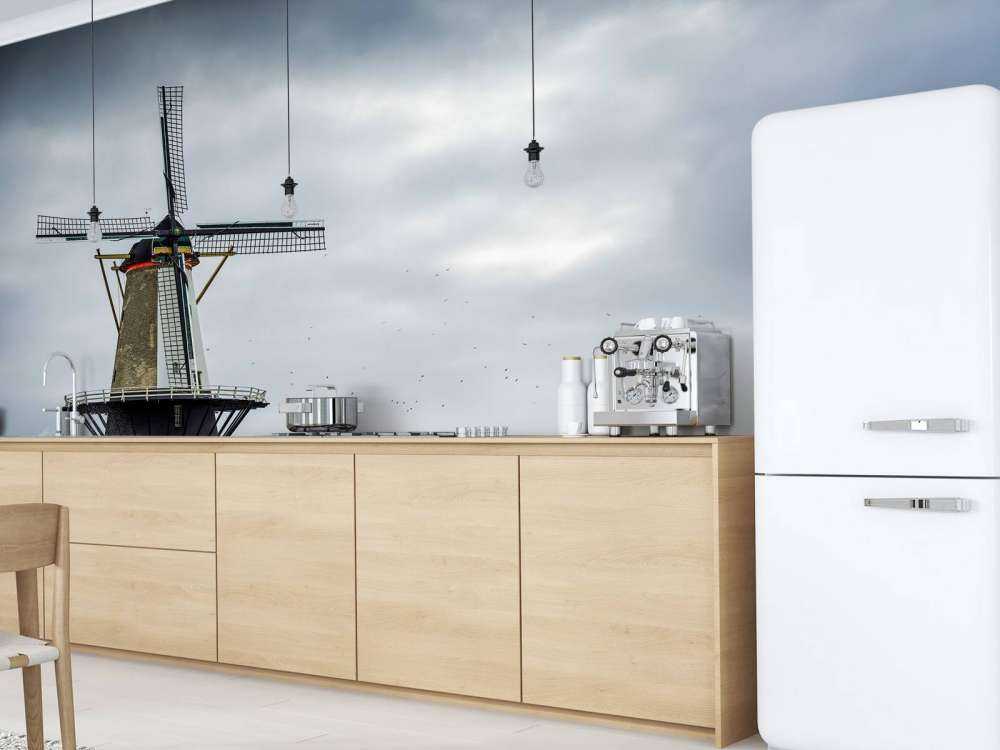 Moulin avec des vagues de tempête