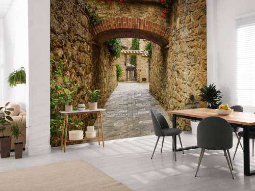 Petite arche avec des fleurs rouges