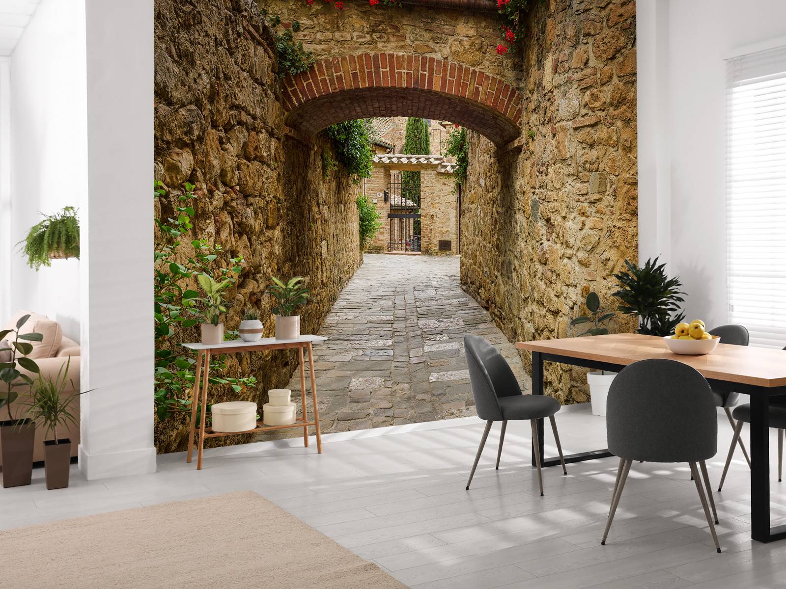 Petite arche avec des fleurs rouges