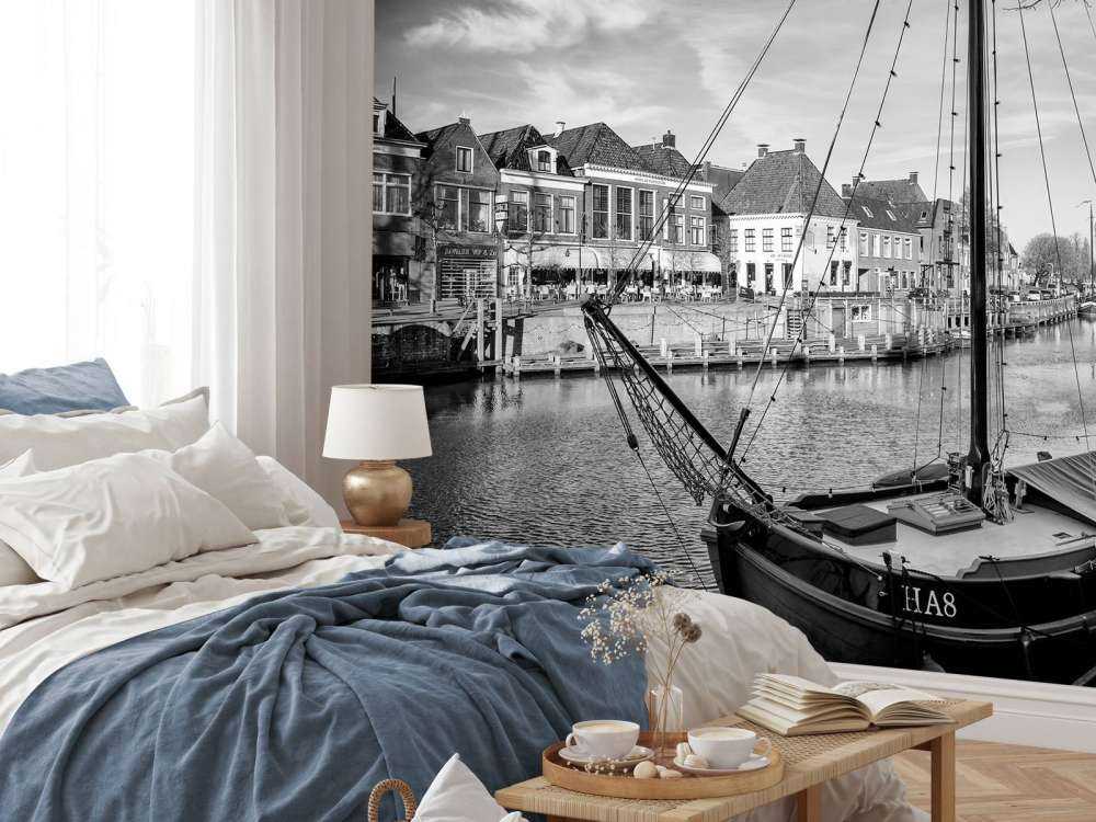 Cargos historiques amarrés à Dokkum Friesland 