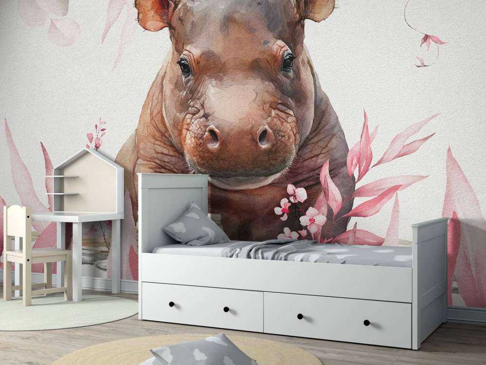Bébé hippopotame dans les feuilles rose