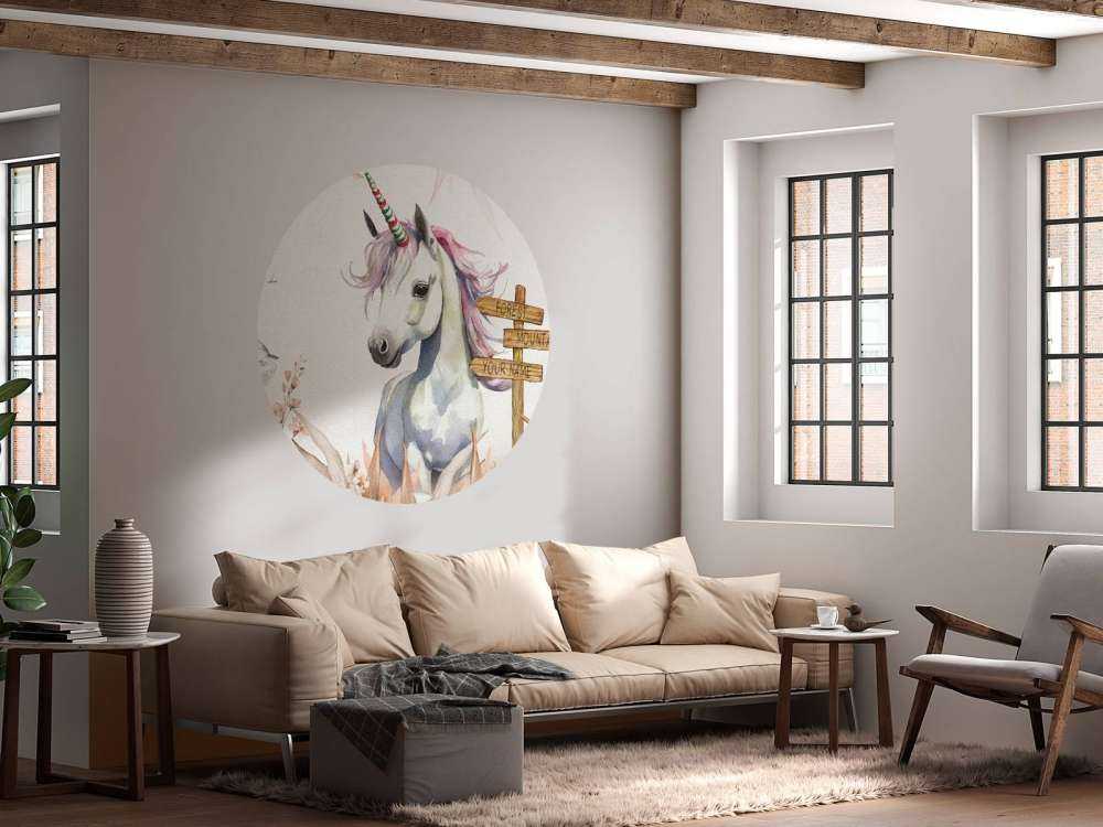 Bébé licorne avec des plantes taupe