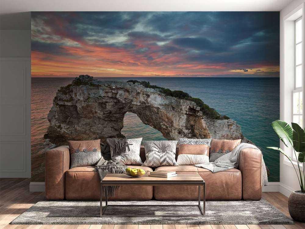 Un rocher courbé dans la mer
