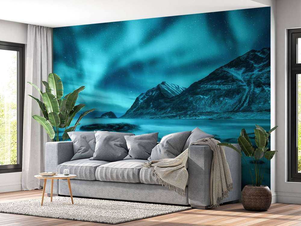 L'aurore boréale bleue avec les montagnes