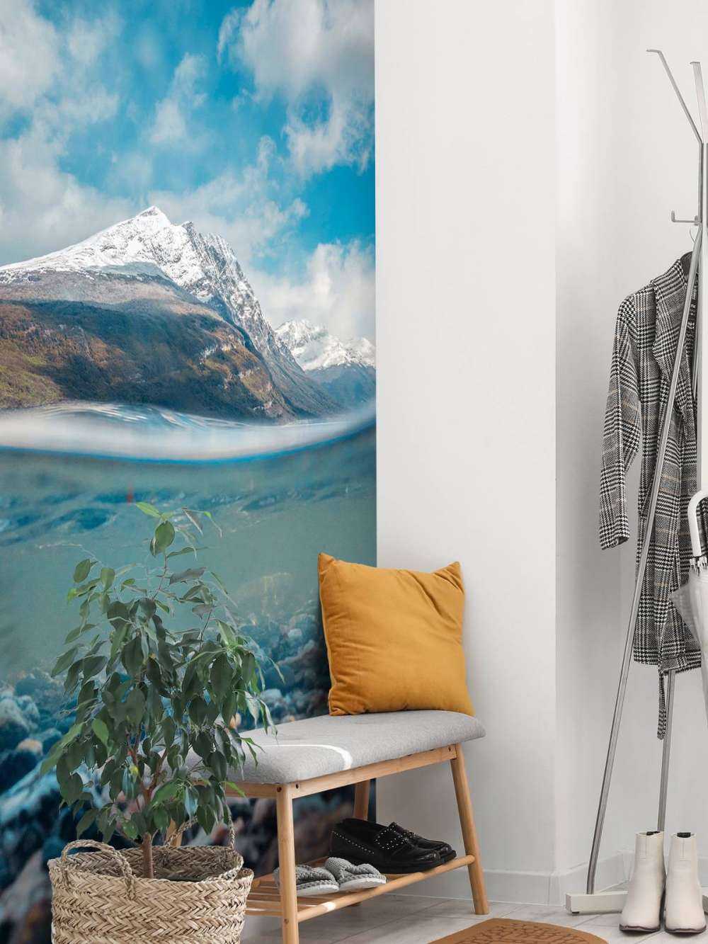 Vue sur la montagne à travers une eau de glacier claire