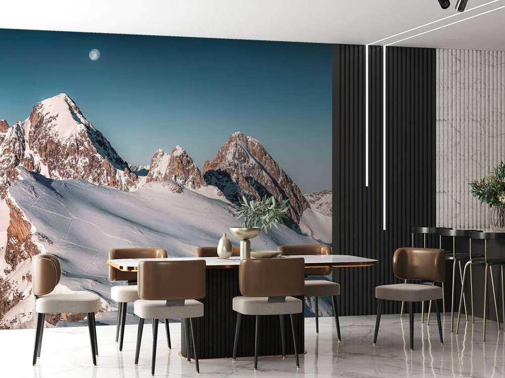 Lumière de lune sur les sommets enneigés des Alpes