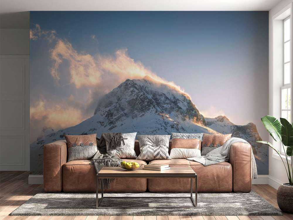 Sommet de montagne dans l'éclat du matin enflammé.