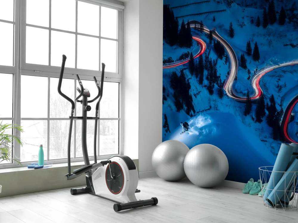 Descente nocturne dans les virages de montagne.