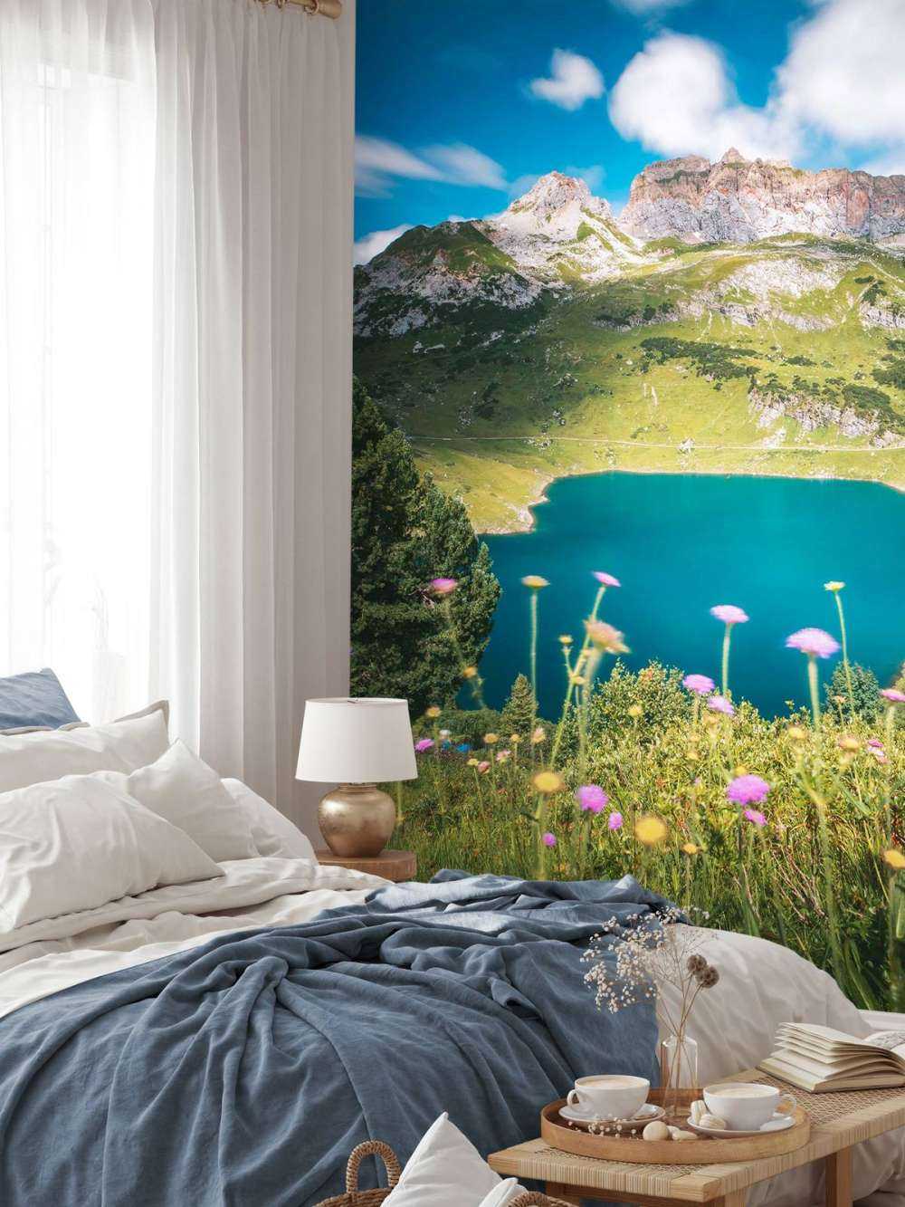 Pré fleuri au bord d'un lac de montagne clair