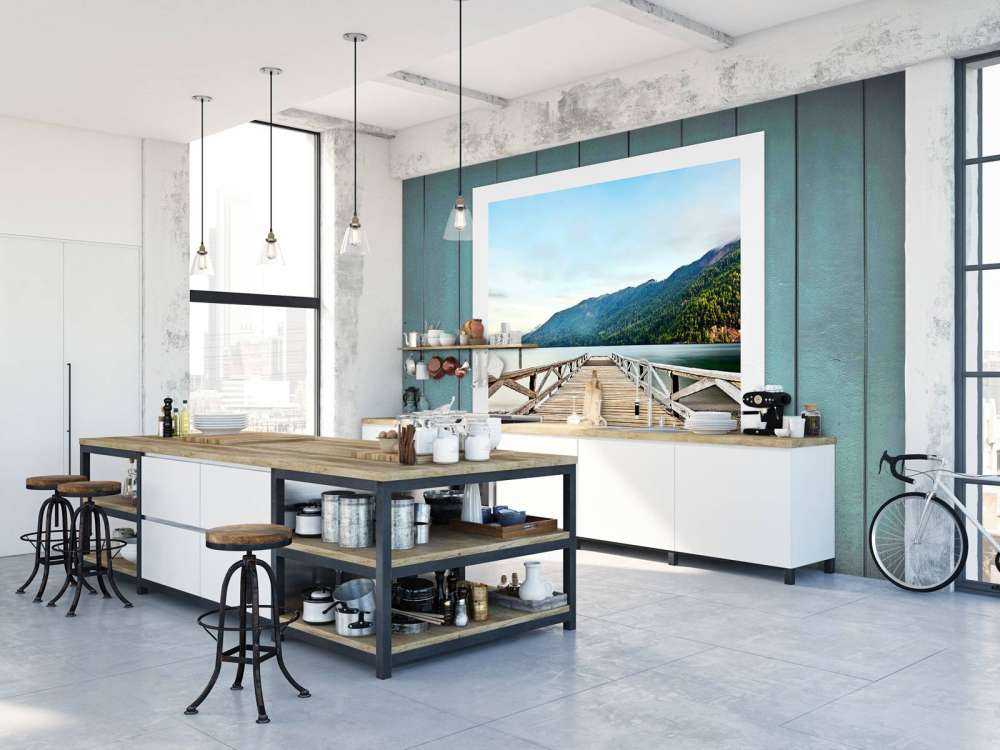 Quai en bois au bord d'un lac de montagne