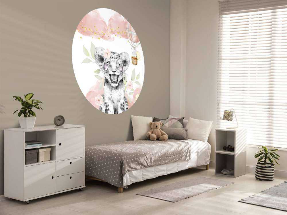 Lionceau joyeux et ballon à air