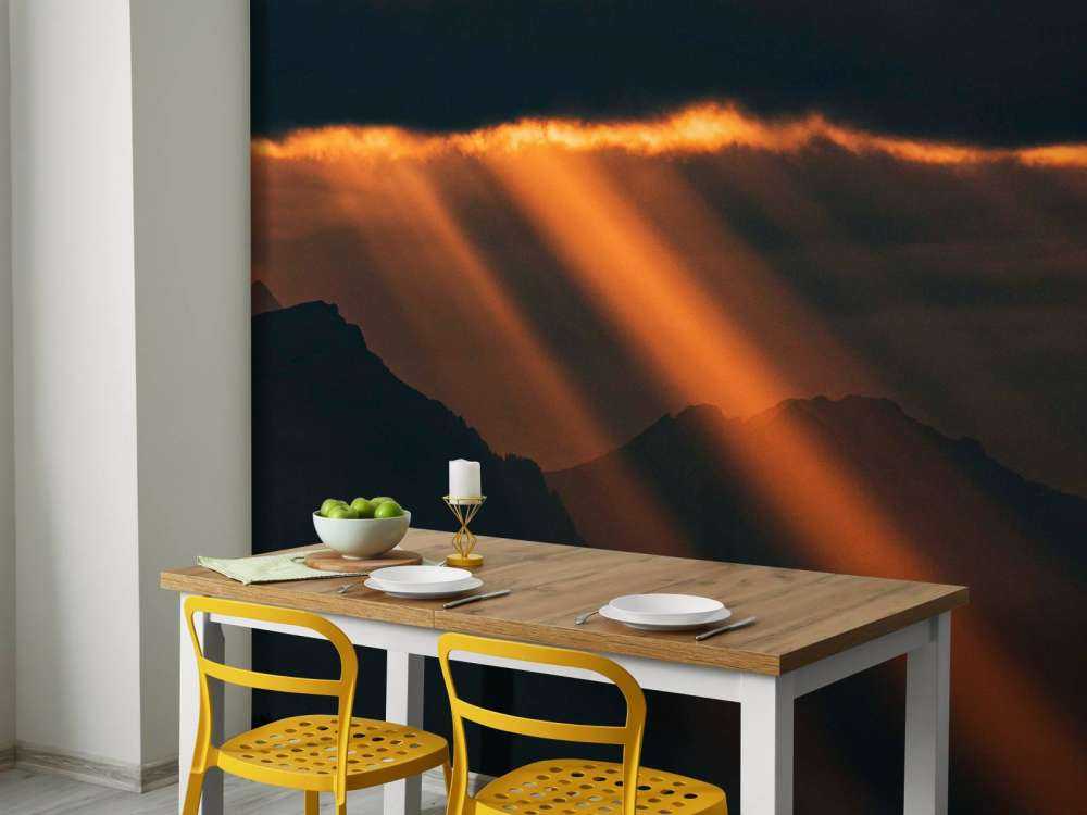 Rayons de soleil dorés sur le profil des montagnes
