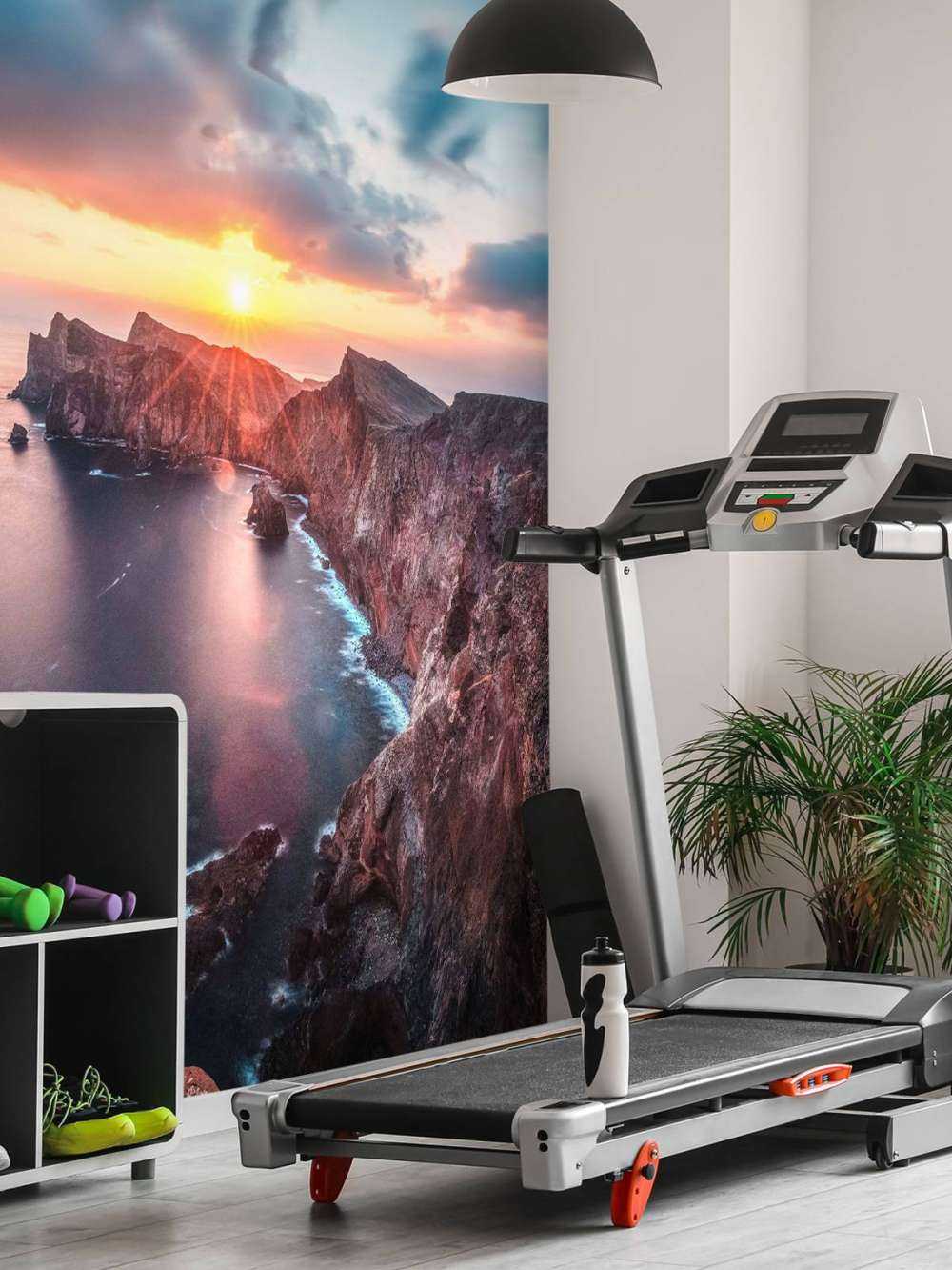 Coucher de soleil au-dessus de la côte rocheuse