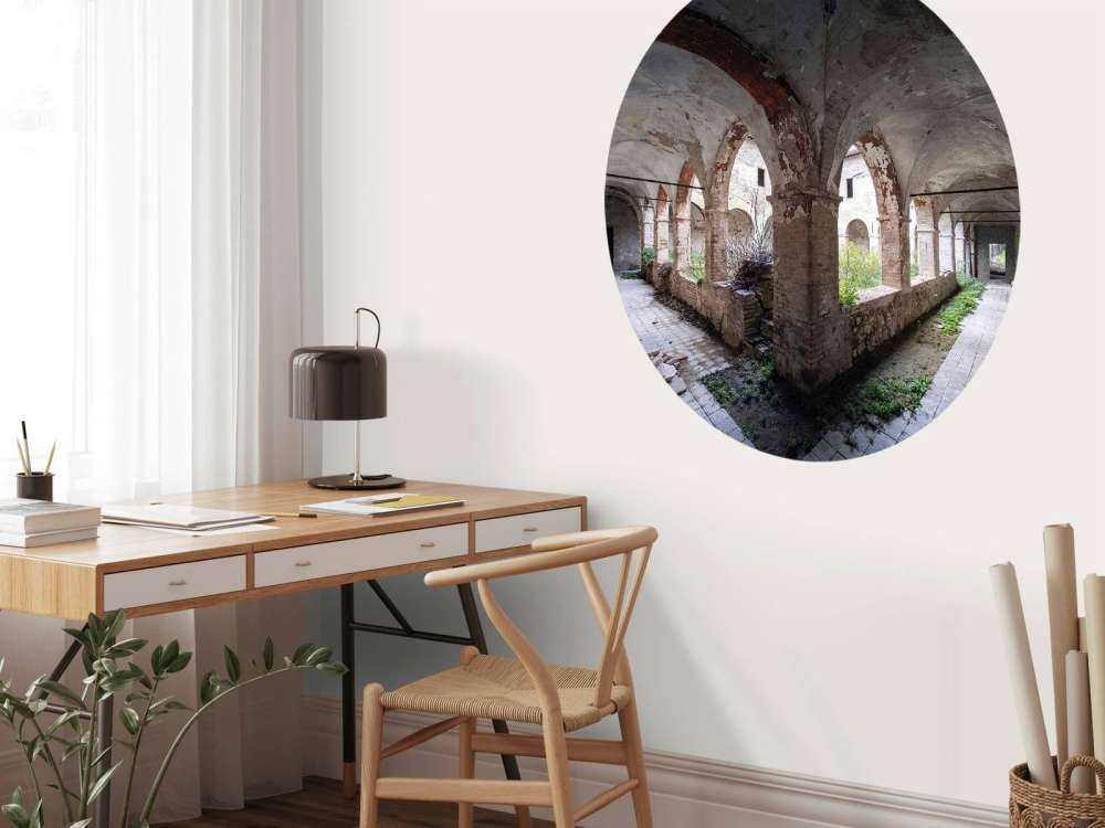 Couloir de monastère abandonné en décomposition