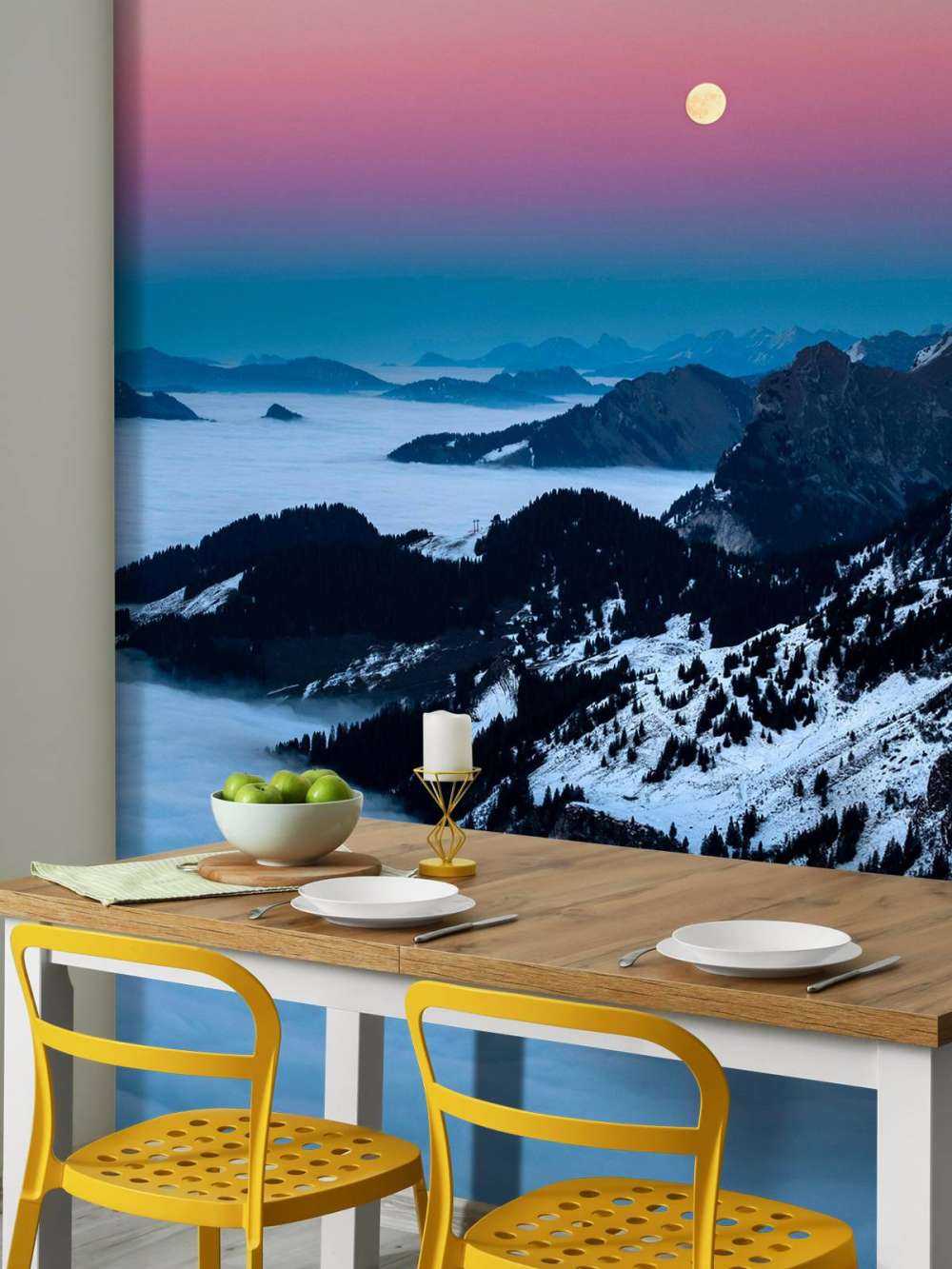 Lumière de lune sur les montagnes enneigées