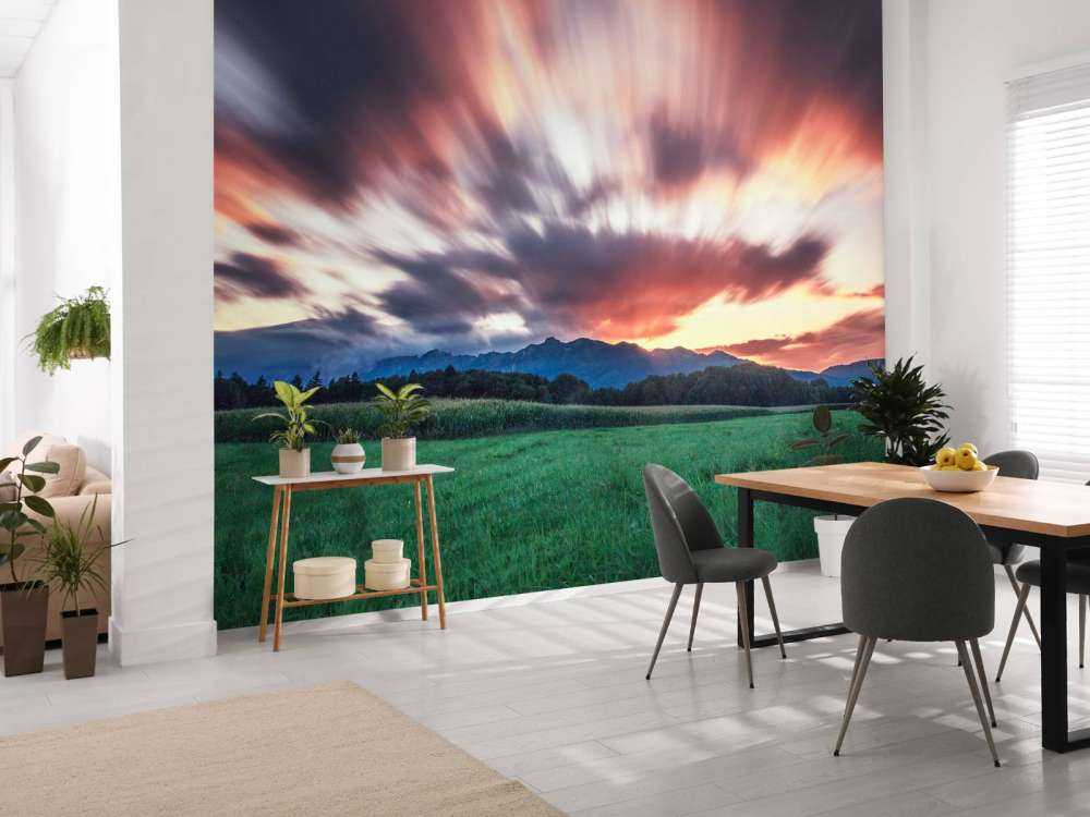 Coucher de soleil au-dessus de la plaine verte