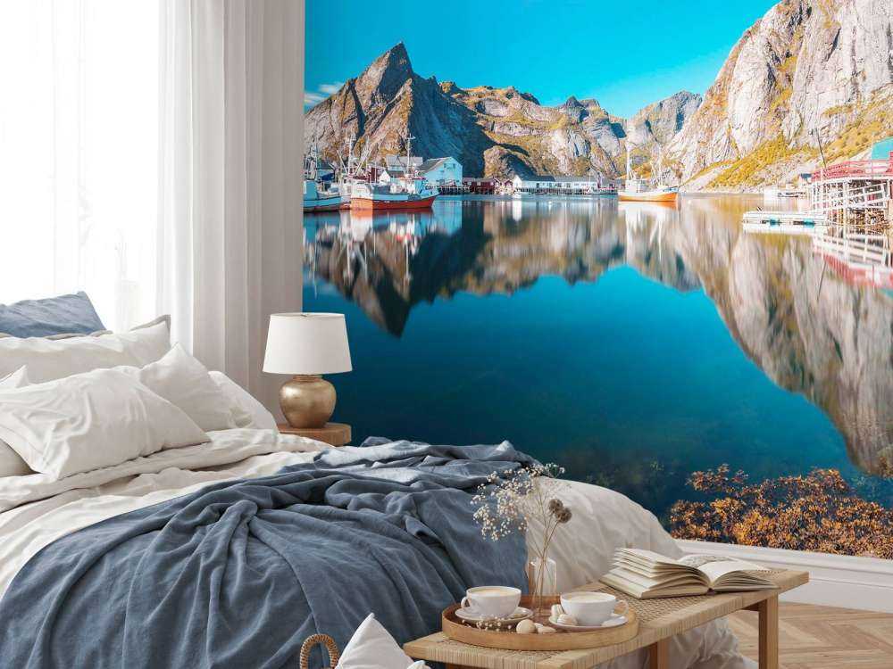 Maisons rouges au bord de l'eau du fjord