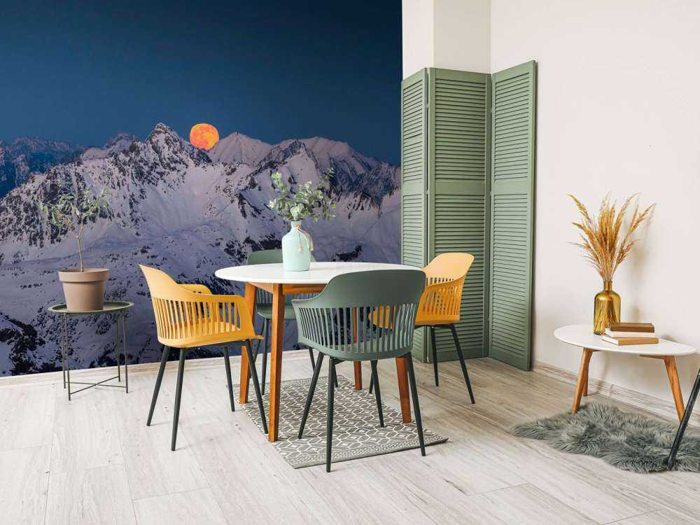 Pleine lune au-dessus des sommets alpins