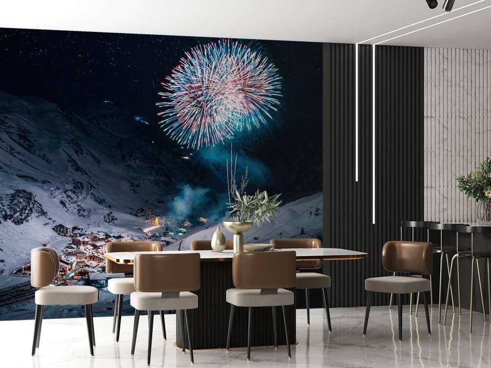 Feu d'artifice au-dessus d'un village de montagne en hiver